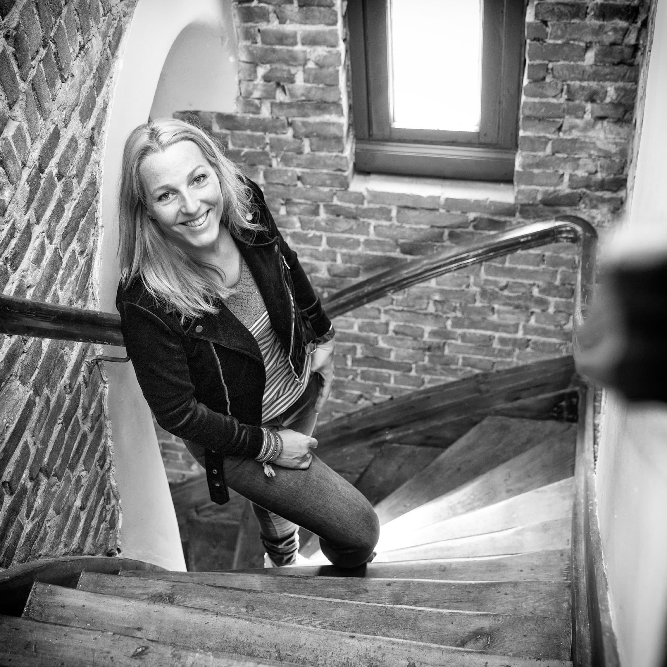 Laura Evers op een trap, casual en speels, zwart-wit
